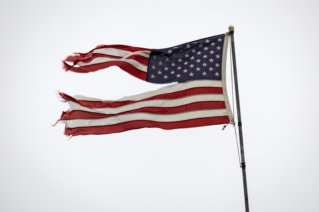 علم الولايات المتحدة مزقته الرياح يرفرف في ألاسكا في التاسع من آب/أغسطس 2023 (ا ف ب)