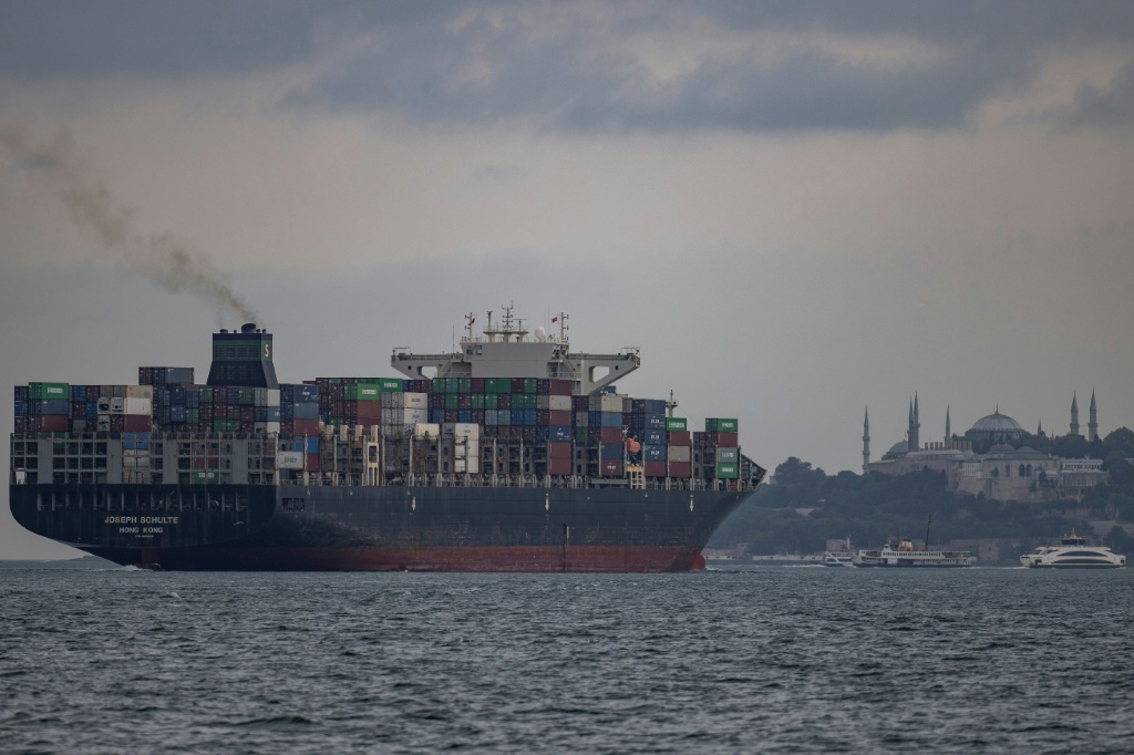 السفينة "جوزيف شولت" لدى وصولها إلى مضيق البوسفور في اسطنبول آتية من ميناء أوديسا في أوكرانيا في 19 آب/أغسطس 2023 (ا ف ب)