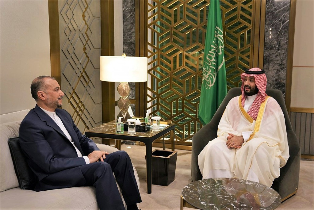 وزير الخارجية الإيراني حسين أمير عبد اللهيان يلتقي ولي العهد السعودي الأمير محمد بن سلمان (ا ف ب)