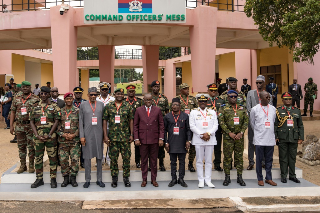 شخصيات عسكرية من غرب إفريقيا هلال اجتماع إكواس في أكرا بتاريخ 17 آب/اغسطس 2023 (ا ف ب)