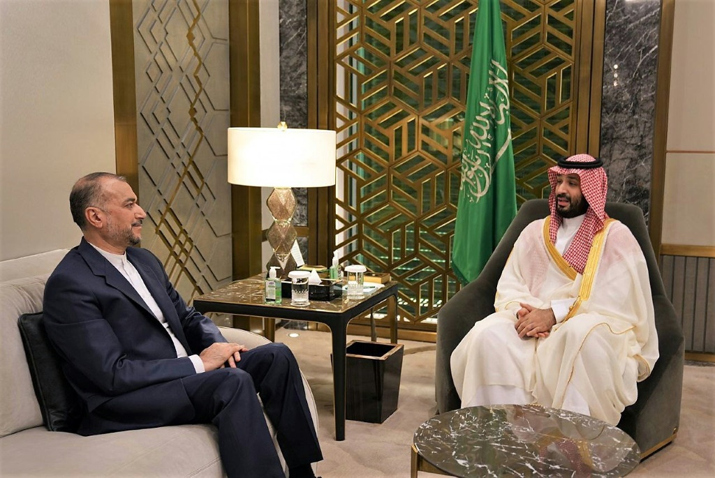   وزير الخارجية الإيراني حسين أمير عبد اللهيان يلتقي ولي العهد السعودي الأمير محمد بن سلمان (أ ف ب)