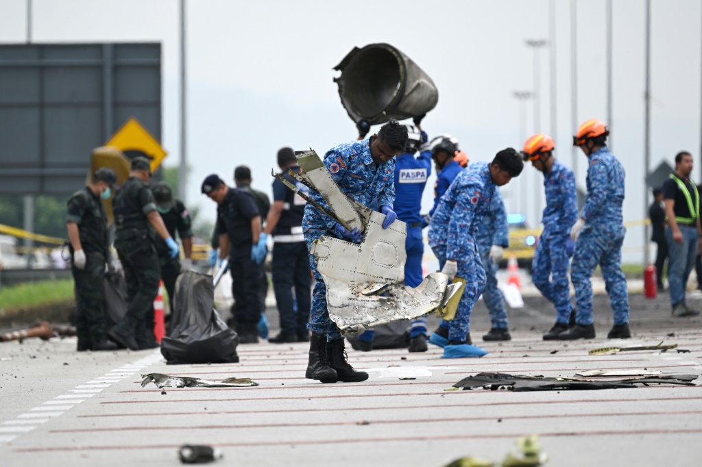 يقوم المحققون الماليزيون بتحليل مسجل صوت قمرة القيادة لطائرة خفيفة تحطمت بالقرب من العاصمة يوم الخميس (أ ف ب)   
