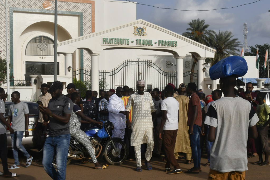 مسيرة حاشدة لمؤيدي رئيس النيجر محمد بازوم في نيامي يوم 26 يوليو ، يوم الإطاحة به. تم استخدام مقطع فيديو على الإنترنت للمشهد في وقت لاحق للمطالبة بمظاهرة مماثلة في 6 أغسطس (أ ف ب)   