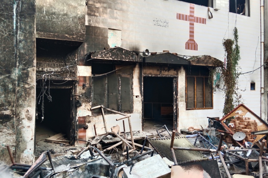     اندلعت أعمال العنف في جارانوالا بضواحي مدينة فيصل آباد الصناعية ، بعد انتشار مزاعم عن انتهاك المسيحيين للقرآن الكريم. (أ ف ب)   