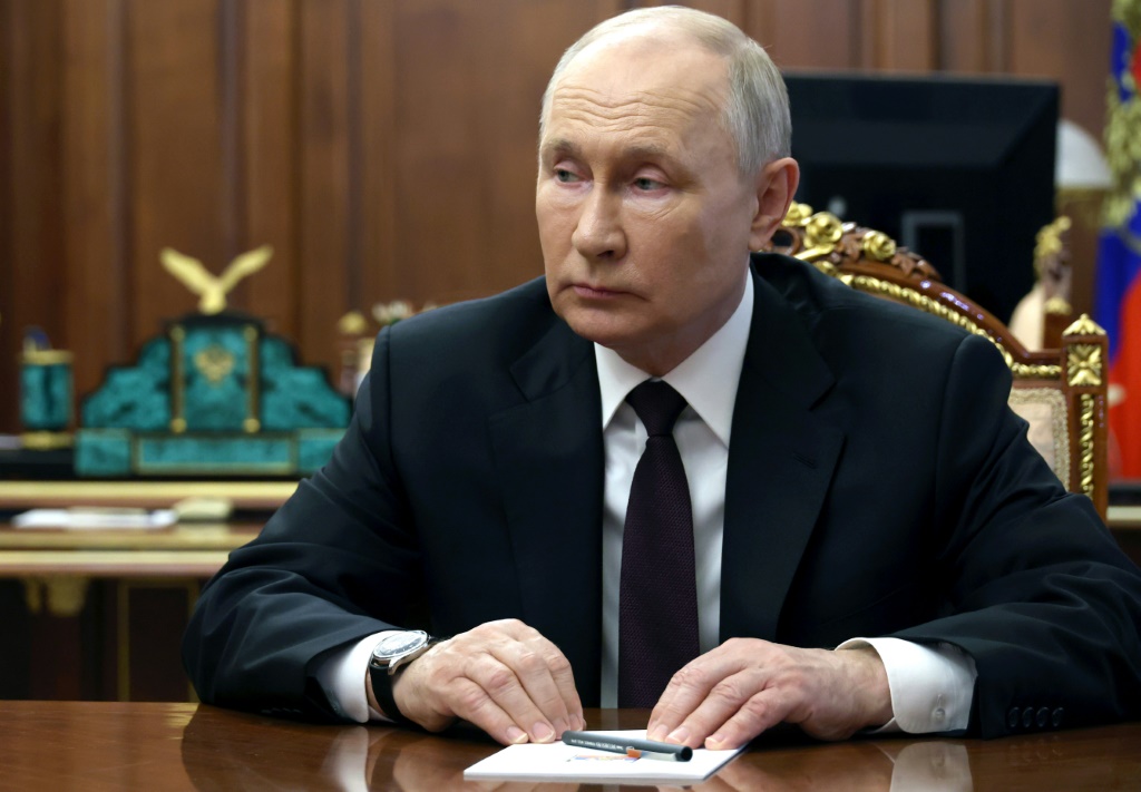صورة وزعتها وكالة سبوتنيك الروسية للأنباء يظهر فيها الرئيس فلاديمير بوتين في الكرملين في 18 آب/اغسطس 2023 (ا ف ب)
