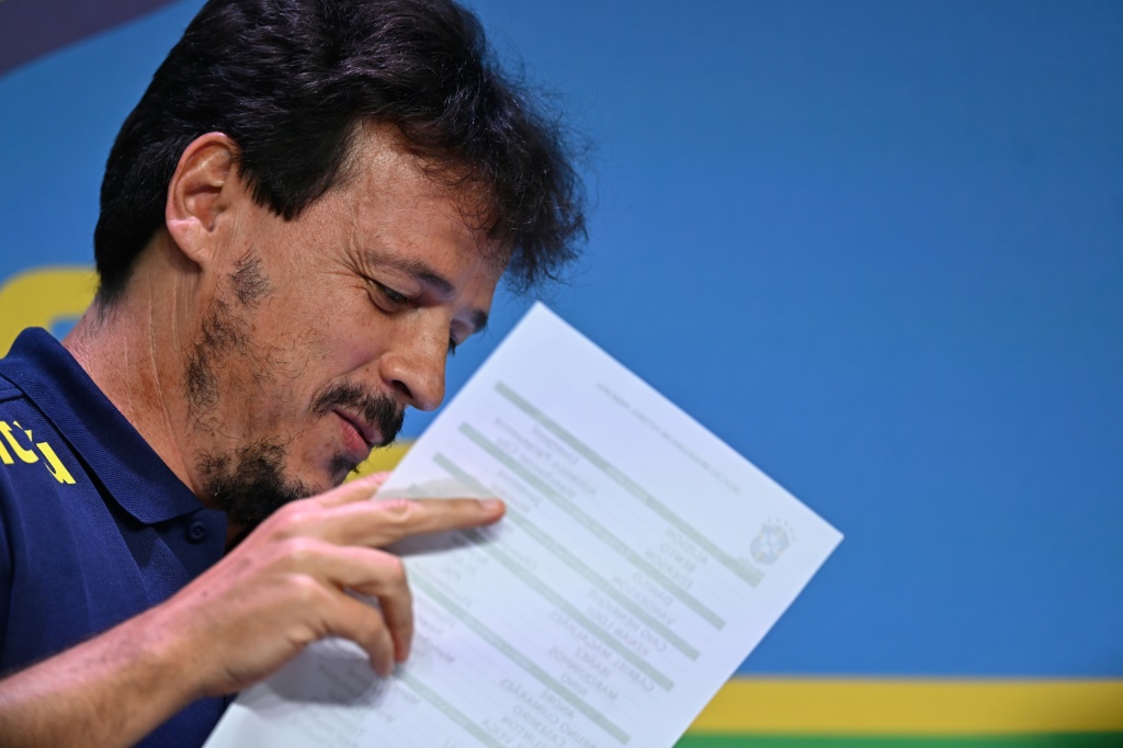 أعلن فرناندو دينيز تشكيلة البرازيل للمباراتين الافتتاحيتين في تصفيات مونديال 2026 (ا ف ب)
