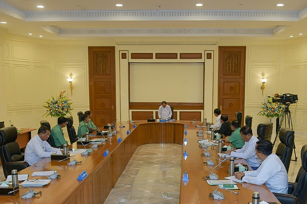 رئيس بورما بالوكالة مينت سوي خلال اجتماع المجلس الوطني للدفاع والأمن في نايبيداو في 31 تموز/يوليو 2023 (ا ف ب)