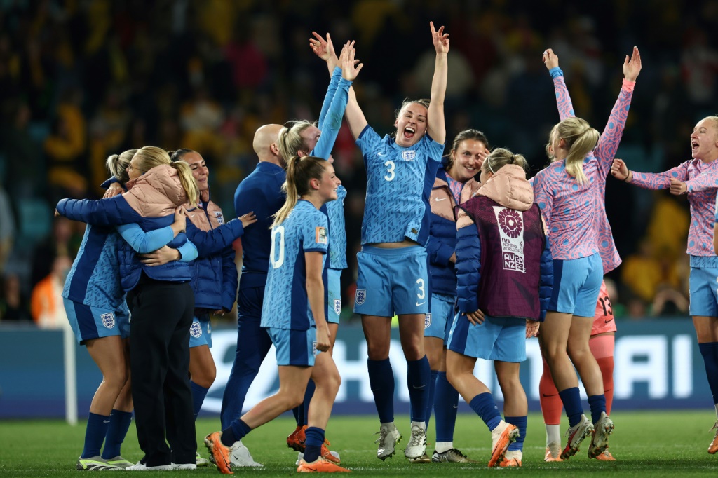 لاعبات إنكلترا يحتفلن بعد الفوز على أستراليا في نصف النهائي (ا ف ب)