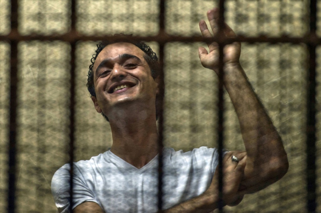     الناشط المصري المسجون أحمد دومة خلال جلسة لمحاكمته في الثالث من حزيران/يونيو 2013 (أ ف ب)   