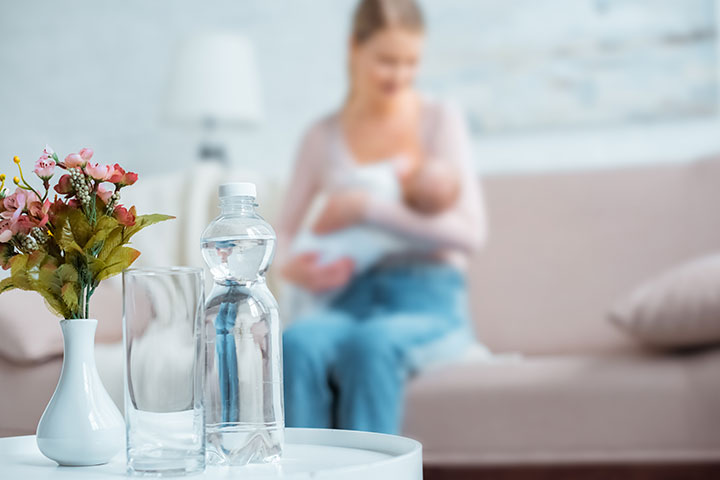 متى يمكن لطفلك الرضيع أن يشرب الماء للمرة الأولى؟ (الاسرة)
