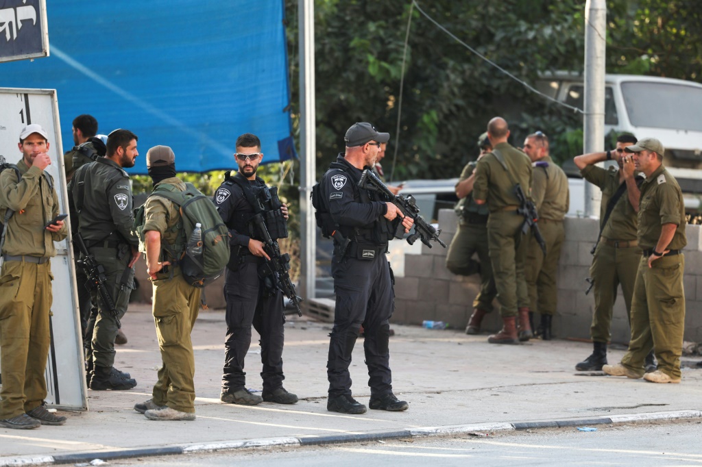 عناصر امن اسرائيليون اثر هجوم في بلدة حوارة في الضفة الغربية المحتلة في 19 آب/اغسطس 2023 (ا ف ب)