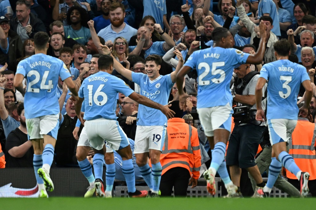 الارجنتيني خوليان ألفاريس (وسط) يحتفل مع زملائه في مانشستر سيتي بالتسجيل ضد نيوكاسل في الدوري الإنكليزي لكرة القدم. مانشستر، شمال غرب إنكلترا، في 19 آب/أغسطس 2023 (ا ف ب)