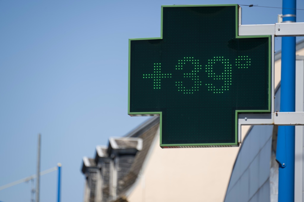 صورة التقطت في 4 آب/أغسطس 2022 لمقياس حرارة إحدى الصيدليات في شرق فرنسا (ا ف ب)