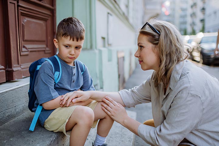 كيف تتعامل مع طفلك القلق من العودة للمدرسة؟ (الاسرة)