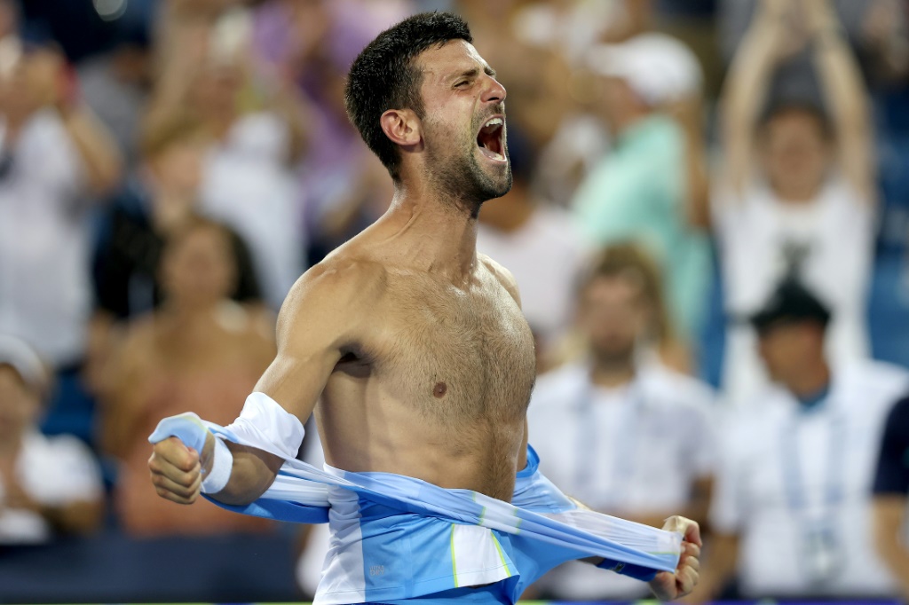 الصربي نوفاك ديوكوفيتش يمزق قميصه احتفالا بالفوز على الإسباني كارلوس ألكاراس في نهائي دورة سينسيناتي للماسترز لكرة المضرب في 20 آب/أغسطس 2023 (ا ف ب)