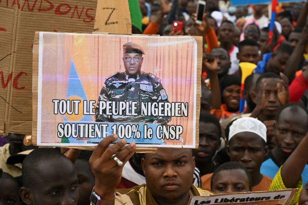 لافتة تحمل صورة قائد الانقلاب في النيجر الجنرال عبد الرحمن تياني أثناء تظاهرة دعم في وسط العاصمة نيامي في 20 آب/أغسطس 2023 (ا ف ب)