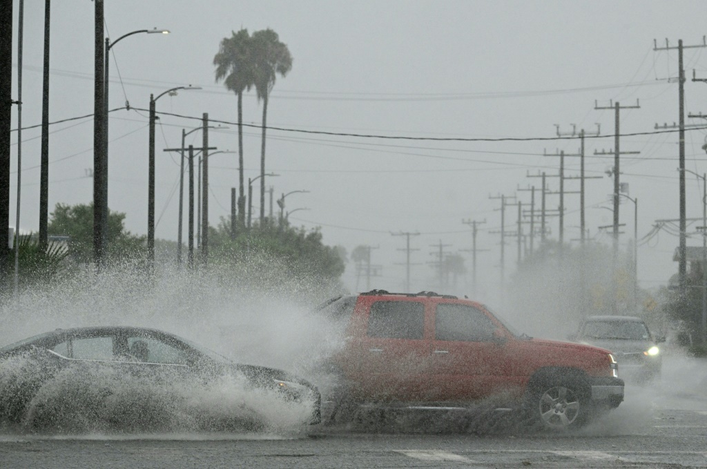 أمطار غزيرة تتساقط على جنوب لوس أنجليس جراء العاصفة المدارية هيلاري، في 20 آب/أغسطس 2023 (ا ف ب)