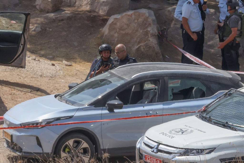  &nbsp;  قوات أمن إسرائيلية في موقع الهجوم الذي أسفر عن مقتل إسرائيلية قرب مدينة الخليل في جنوب الضفة الغربية المحتلة في 21 آب/أغسطس 2023 (أ ف ب)  &nbsp;