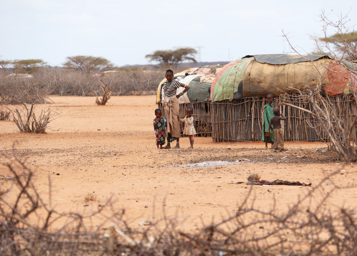 امرأة والعديد من أطفال في قرية متضررة من الجفاف في بلدة لايساميس، مقاطعة مارسابيت، كينيا يوم 26 أغسطس 2022 (شينخوا)