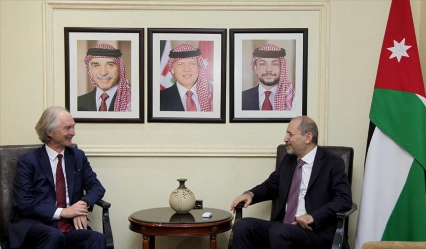 وزير الخارجية الأردني أيمن الصفدي، مع مبعوث الأمم الخاص إلى سوريا، غير بيدرسون (الاناضول)