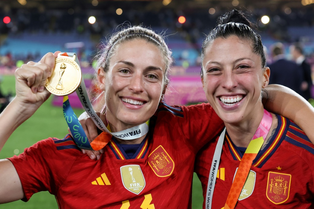 الإسبانية جينيفر هيرموسو (يمين) تحتفل مع زميلتها أليكسيا بوتياس باحراز كأس العالم للسديات (ا ف ب)