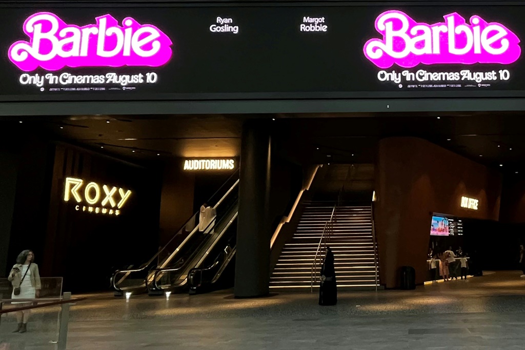 دار سينما تعرض فيلم باربي في دبي في 14 آب/أغسطس 2023 (ا ف ب)
