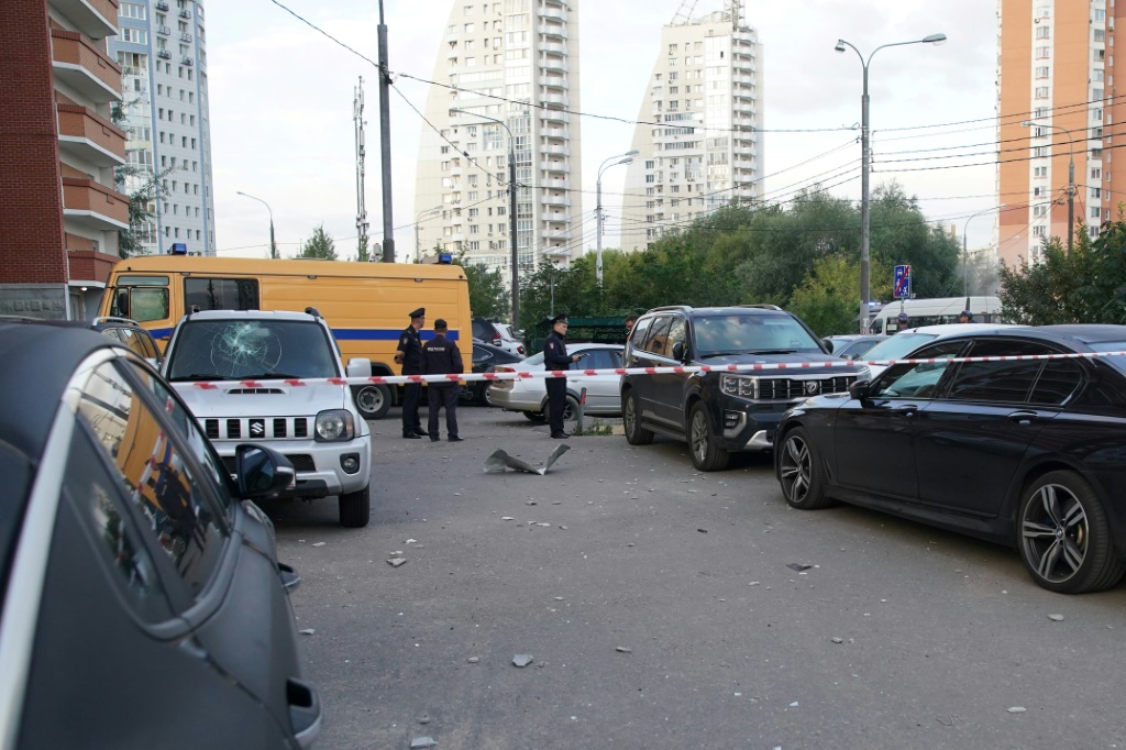 عناصر أمن ينتشرون في موقع هجوم بمسيرة في كراسنوغورسك بمنطقة موسكو في 22 آب/أغسطس 2023 (ا ف ب)