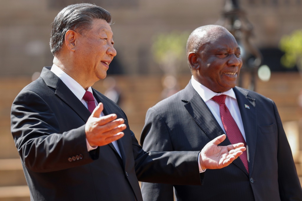 رئيس جنوب أفريقيا سيريل رامافوزا، على اليمين، مع الرئيس الصيني شي جين بينغ، الذي يجمع بين زيارة دولة وقمة البريكس (أ ف ب)   