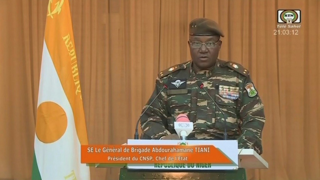 قرأ الرجل القوي الجديد في النيجر الجنرال عبد الرحمن تياني بيانا على شاشة التلفزيون الوطني يوم الأحد يقترح فيه العودة إلى الحكم المدني في غضون ثلاث سنوات. (أ ف ب)   