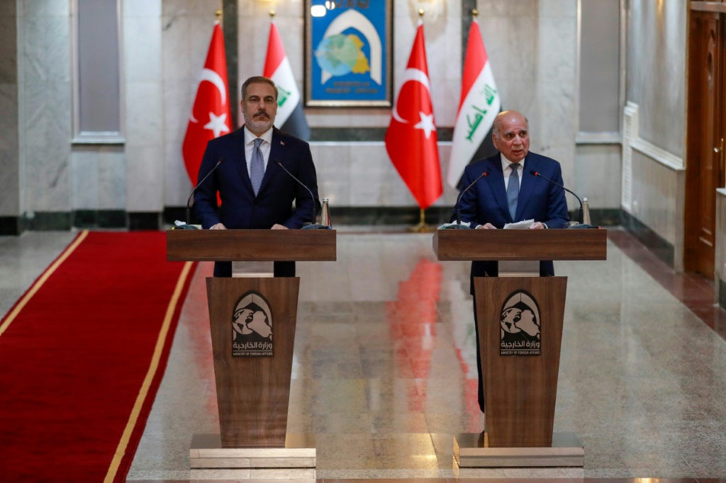 وزير الخارجية العراقي ونظيره التركي خلال مؤتمر صحافي مشترك في بغداد في 22 آب/اغسطس 2023 (ا ف ب)