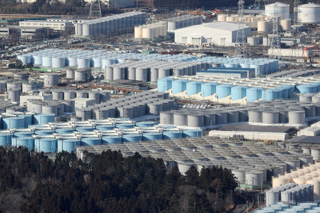 صورة لوكالة جي جي برس في 14 شباط/فبراير 2021 تظهر الحاويات لتخزين المياه المعالجة في محطة فوكوشيما (ا ف ب)