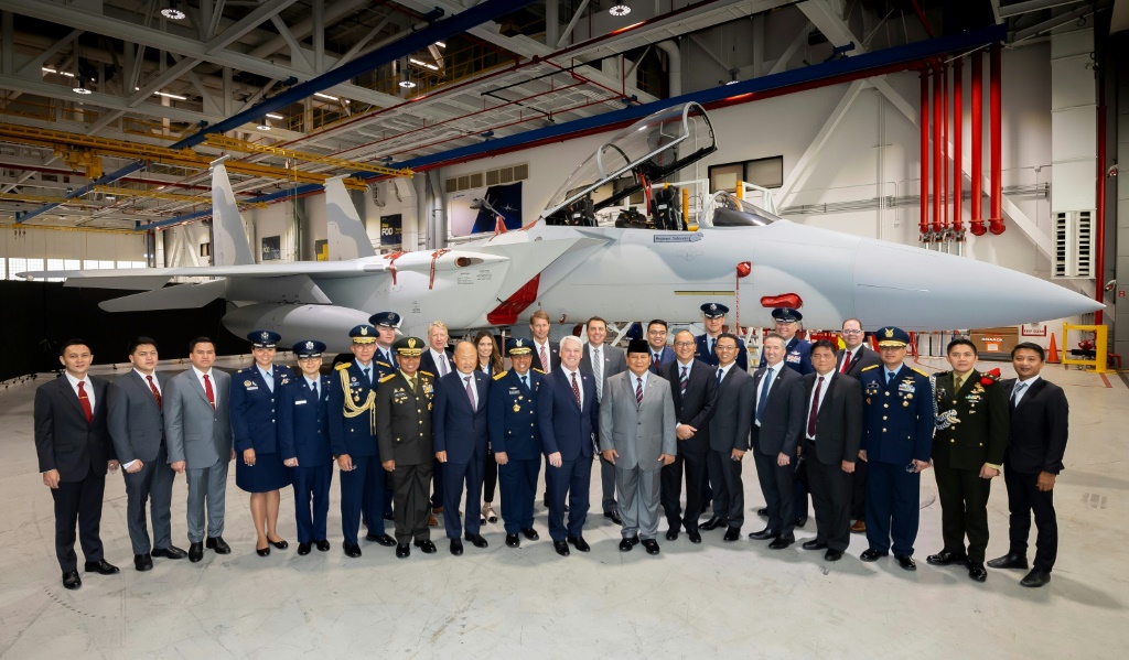 صورة نشرتها شركة بوينغ ويظهر فيها وزير الدفاع الإندونيسي الفريق برابو سوبيانتو (في الوسط) أثناء جولة في خط إنتاج طائرة F-15EX في منشأة Boeing في سانت لويس بولاية ميزوري، في 21 أغسطس 2023 (ا ف ب)