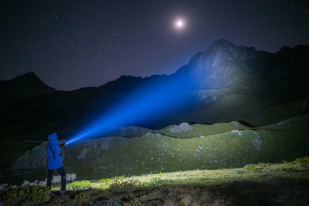 صورة التقطت في 10 آب/أغسطس 2023 في جبال الألب السويسرية للمتطوعة في جمعية "أوبال" أليكي بوهاير-ماخ وهي تستكشف بصوء مصباحها اليدوي محيط مرعى بونتيميا بحثاً عن ذئاب (ا ف ب)