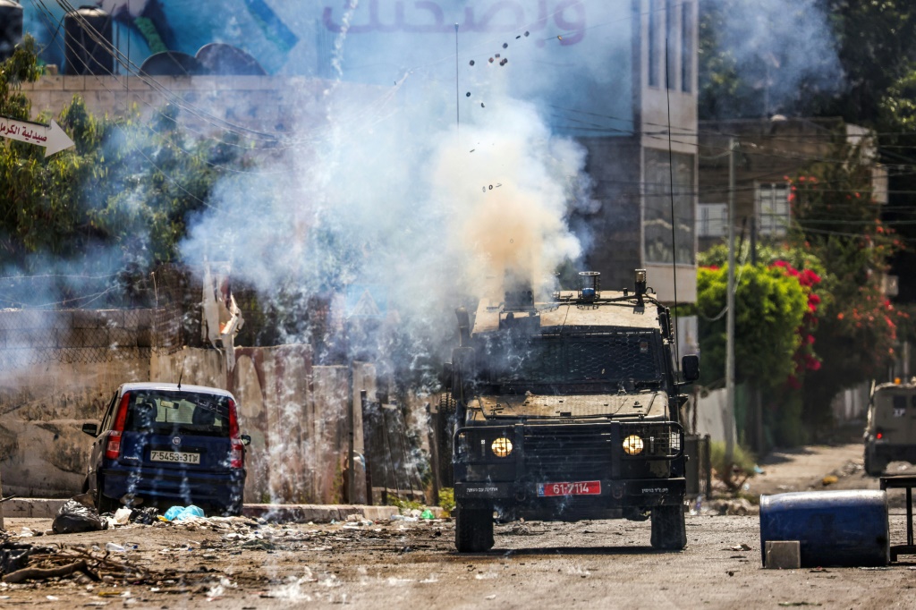عربة عسكرية إسرائيلية خلال عملية في مدينة جنين بالضفة الغربية المحتلة في 4 تموز/يوليو 2023 (ا ف ب)