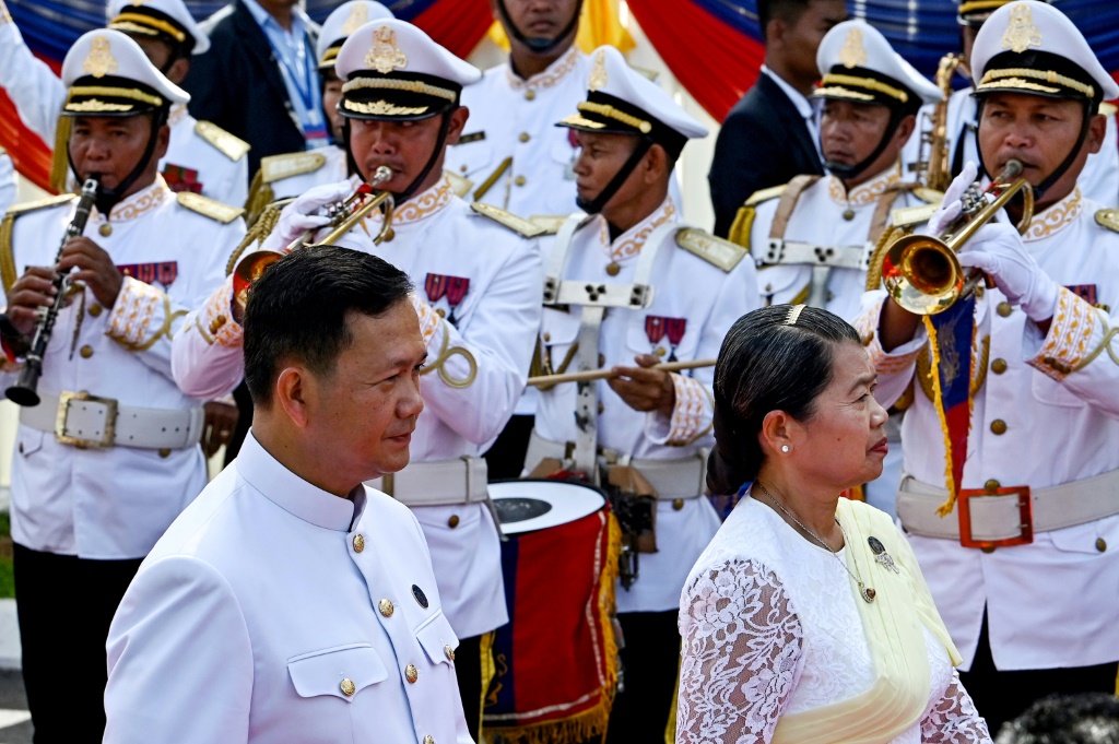 رئيس الوزراء الكمبودي المنتخب هو مانيت (يسار) يستعرض حرس الشرف عقب مراسم افتتاح البرلمان في بنوم بنه، في 21 آب/أغسطس 2023 (ا ف ب)