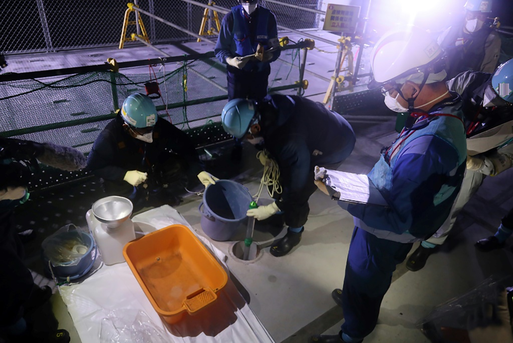 صورة وزعتها شركة طوكيو للطاقة الكهربائية في 23 آب/أغسطس 2023 تُظهر عملية أخذ عينات من مخزن البخار العلوي أثناء الاستعدادات للتصريف الأولي للمياه المعالجة في محطة فوكوشيما للطاقة النووية في اليابان (ا ف ب)