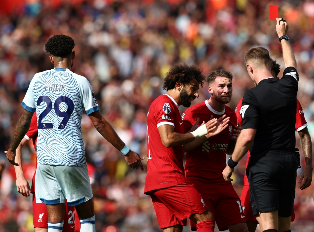 طرد الارجنتيني ألكسيس ماك أليستر (يمين) خلال مباراة فريقه ليفربول مع بورنموث في الدوري الانكليزي الممتاز لكرة القدم في 19 آب/أغسطس 2023 (ا ف ب)