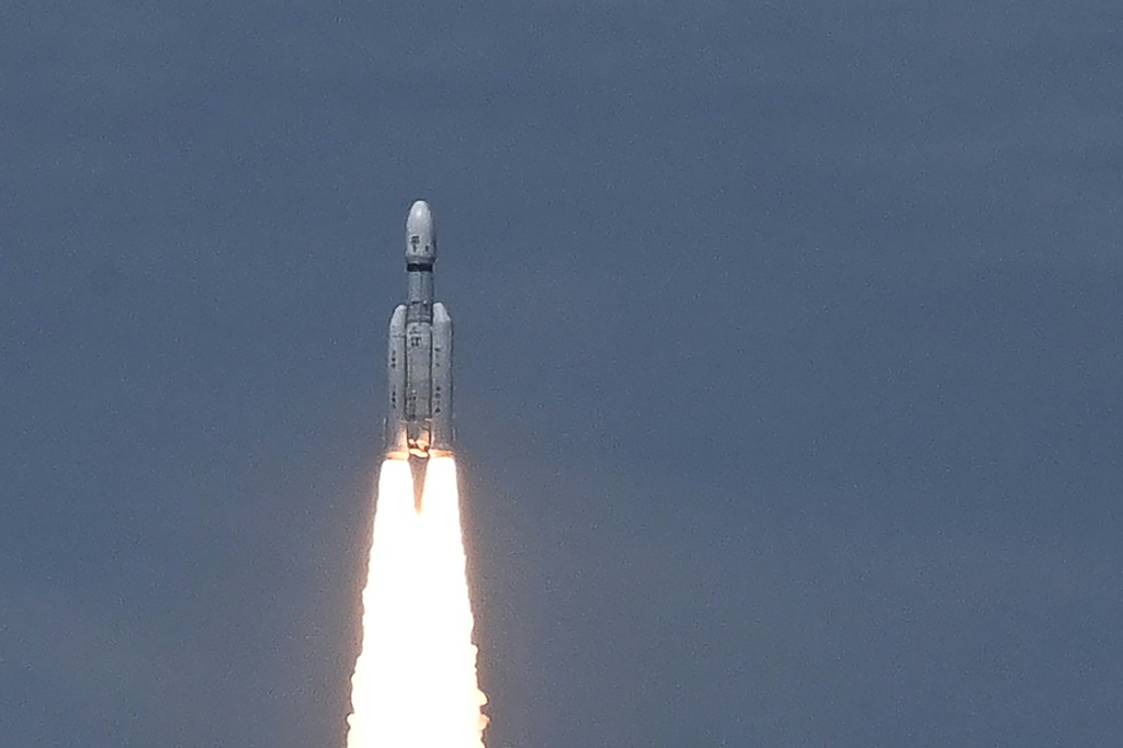 أطلقت الهند صاروخا في 14 يوليو يحمل مركبة فضائية غير مأهولة للهبوط على سطح القمر، وهي محاولتها الثانية للقيام بذلك. (أ ف ب)   