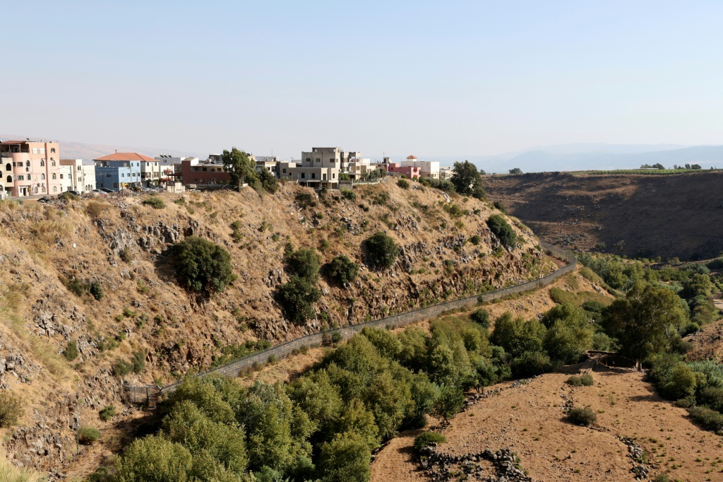 قرية الغجر والسياج الفاصل بين لبنان وهضبة الجولان السورية التي احتلتها إسرائيل، في التاسع من آب/أغسطس 2023 (أ ف ب)   