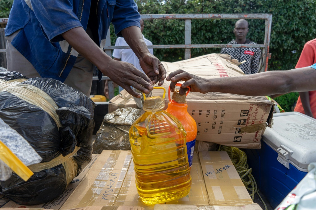     عمّال في مدينة بولاوايو في زيمبابوي يفرغون بضائع من جنوب إفريقيا في 19 شباط/فبراير 2019 (أ ف ب)   