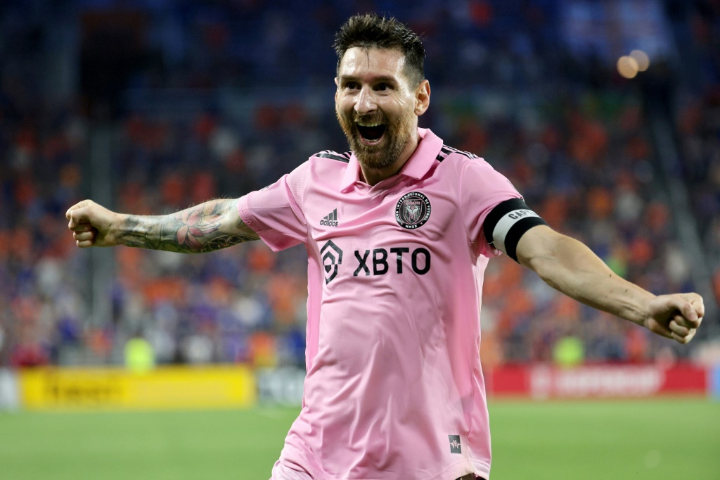 الارجنتيني ليونيل ميسي يحتفل بعدما أدرك زميله الإكوادوري ليوناردو كامبانا التعادل لإنتر ميامي 2-2 ضد سينسيناتي في نصف نهائي كأس الولايات المتحدة المفتوحة لكرة القدم. سينسيناتي، أوهايو، في 23 آب/أغسطس 2023 (ا ف ب)