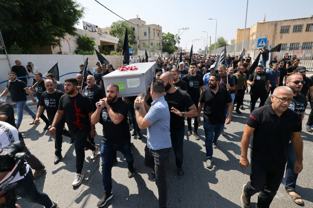 تشييع جثمان مدير عام بلدية الطيرة شمال إسرائيل عبد الرحمن قشوع في المدينة والذي قتل الإثنين في جريمة جديدة داخل المجتمع العربي في إسرائيل في 23 آب/أغسطس 2023 (ا ف ب)