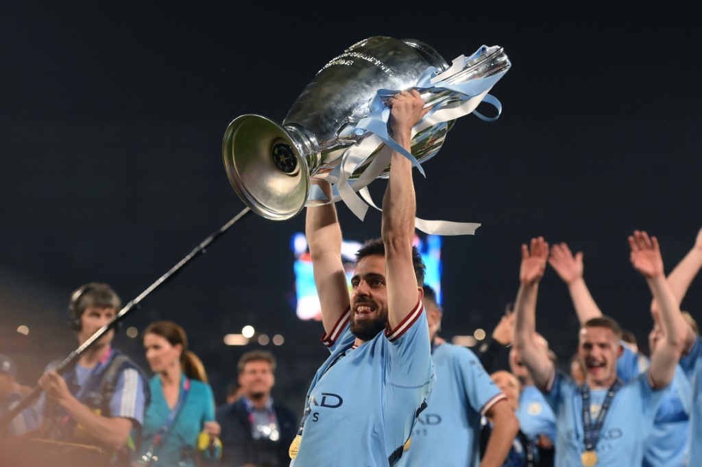 البرتغالي برناردو سيلفا يرفع كأس دوري أبطال أوروبا لكرة القدم مع مانشستر سيتي بعد الفوز على إنتر ميلان في النهائي على ملعب أتاتورك في اسطنبول في 10 حزيران/يونيو 2023 (ا ف ب)