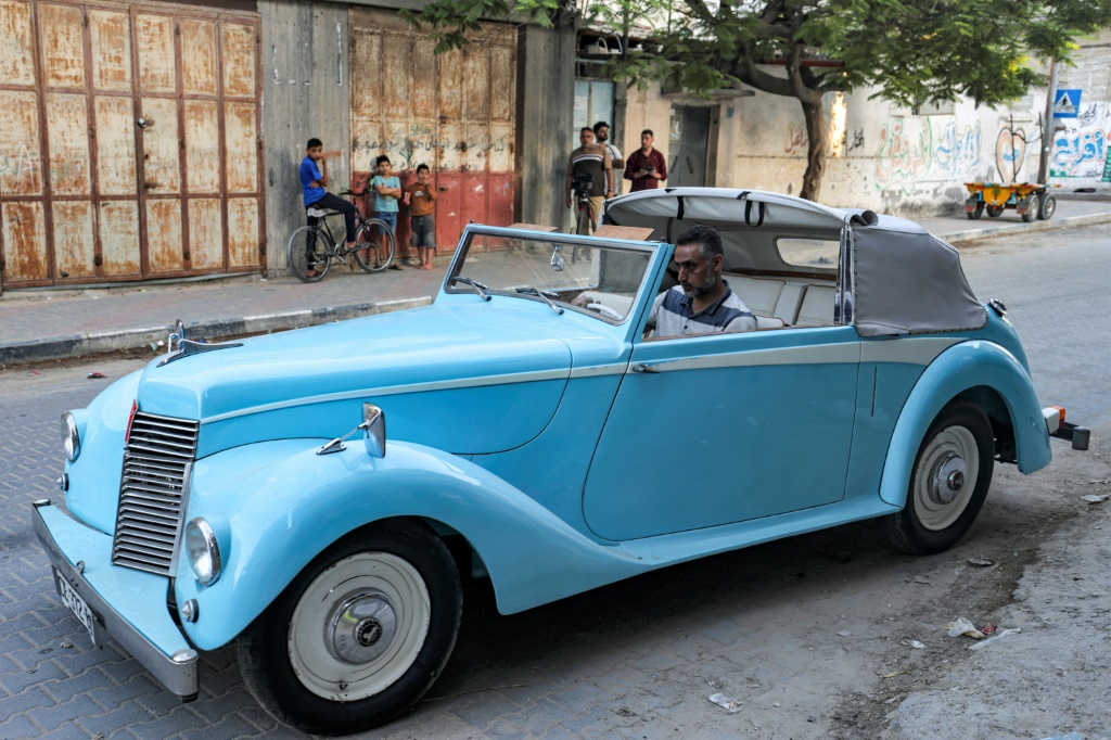 منير الشندي يقود سيارة صنعها بنفسه على طراز ارمستروتغ 1946 في مدينة غزة في الخامس من حزيران/يونيو 2023 (ا ف ب)