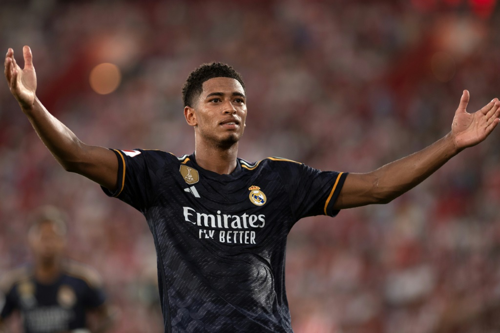 الانكليزي جود بيلينغهام يحتفل بهدفه الثاني لريال مدريد في مرمى مضيفه ألميريا في الدوري الاسباني لكرة القدم. الميريا، في 19 آب/أغسطس 2023 (ا ف ب)