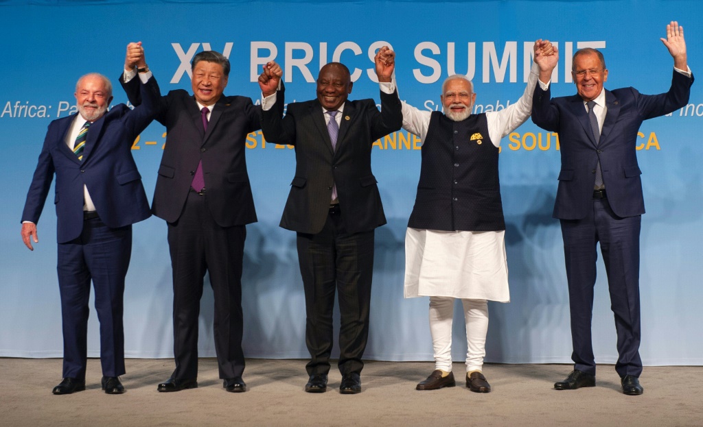 ممثلو الدول الخمس الأعضاء في بريكس في صورة تذكارية على هامش قمة المجموعة في 23 آب/أغسطس 2023 (ا ف ب)