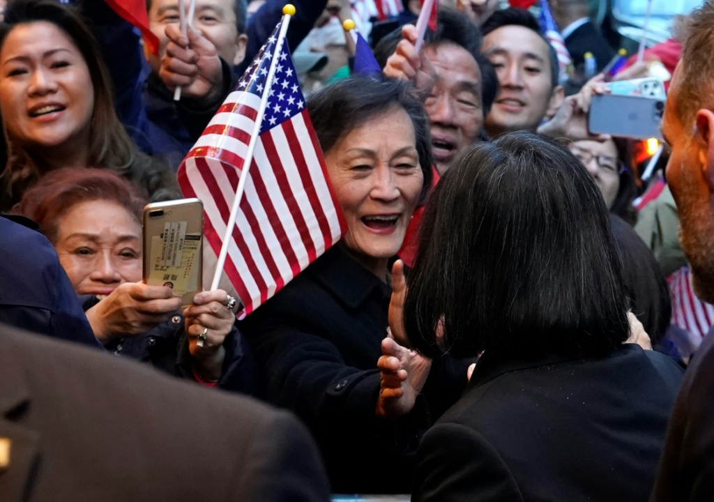 رئيسة تايوان تساي إينغ-وين تصل الى الفندق الذي تنزل فيه في نيويورك في 29 آذار/مارس 2023 (ا ف ب)