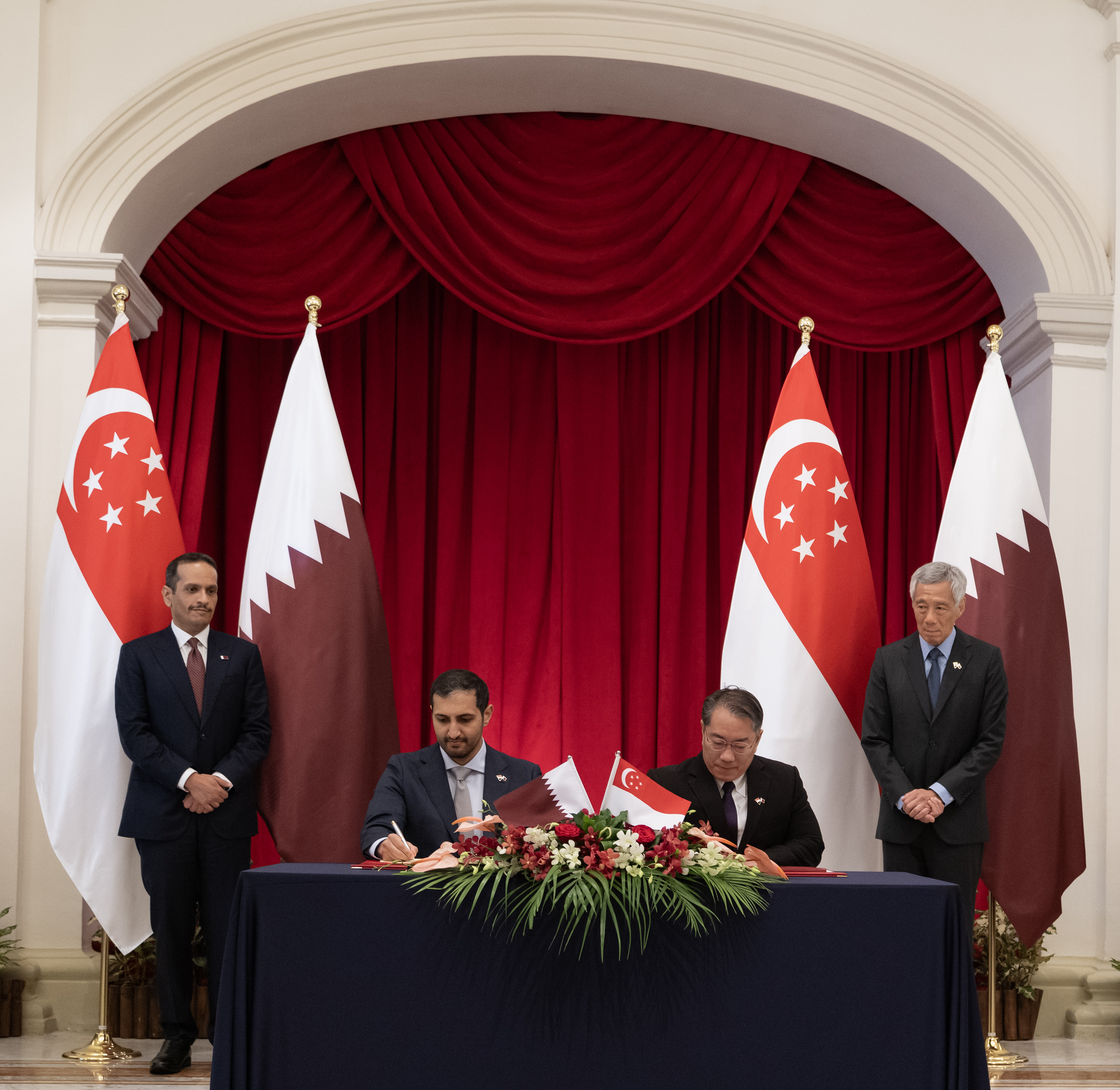 رئيس مجلس الوزراء وزير الخارجية ورئيس وزراء سنغافورة يشهدان التوقيع على عدد من مذكرات التفاهم (وزارة الخارجية القطرية)