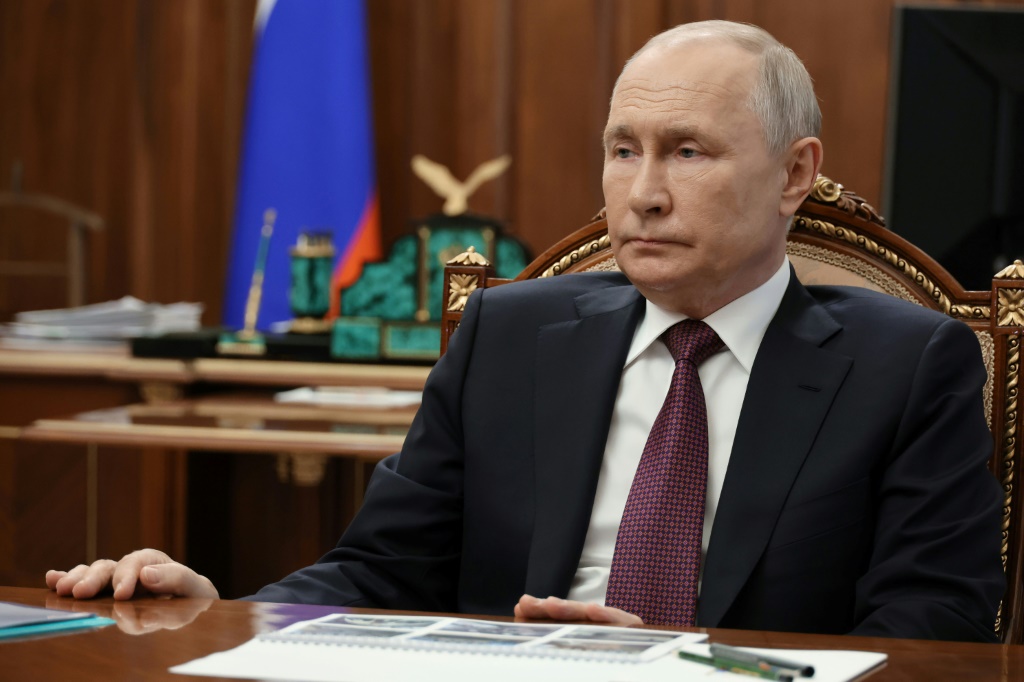 الرئيس الروسي فلاديمير بوتين في موسكو في 24 آب/أغسطس 2023 خلال اجتماع مع قائد منطقة دونيتسك المعين من روسيا دينيس بوشيلين (ا ف ب)
