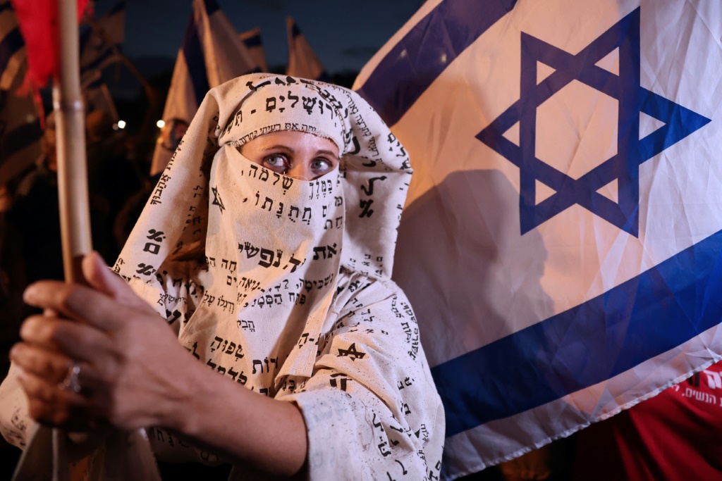 إسرائيليات يتظاهرن في بني براك، الضاحية الشرقية لتلّ أبيب والتي يقطنها يهود متشدّدون، للاحتجاج على ما يعتبرنه تمييزاً جندرياً بحقهنّ في وسائل النقل المشترك في 24 آب/أغسطس 2023 (ا ف ب)